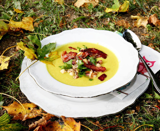 Blomkålssoppa med gurkmeja och baconströssel (paleo)