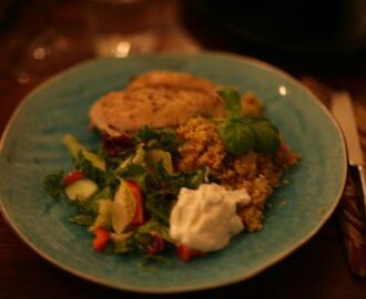 Fylld kycklingfilé med grönsaksbulgur & vitlöksyoghurt