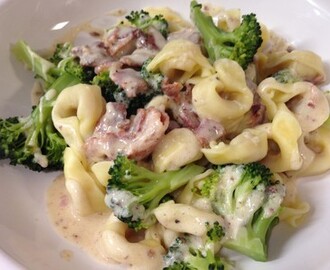 Tortellini med bacon och broccolisås