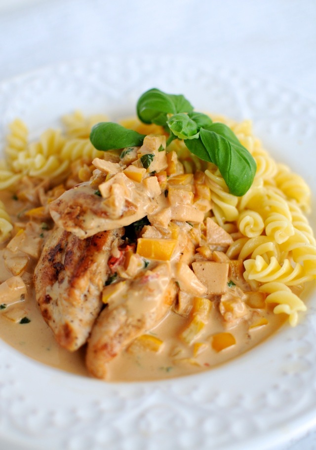 Kycklingfilé med pasta och äpple- och paprikasås