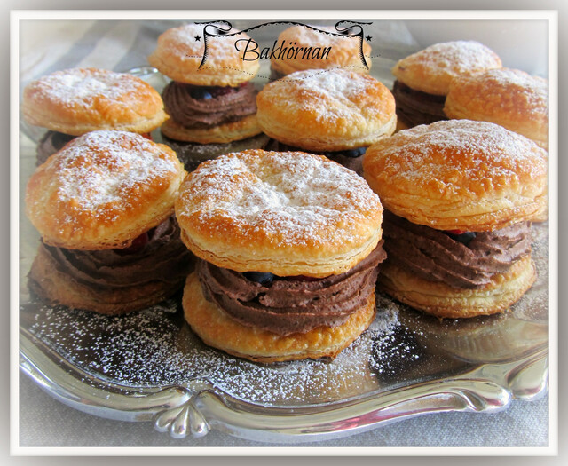 Smördegsbakelser med smak av choklad och färska bär