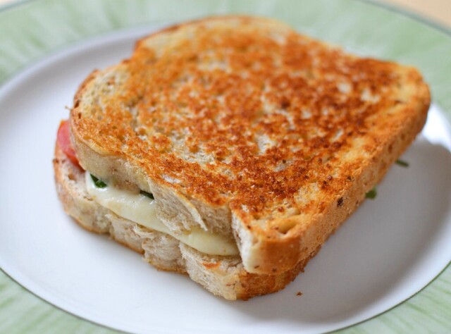 Grilled cheese med mozzarella, tomat och basilika