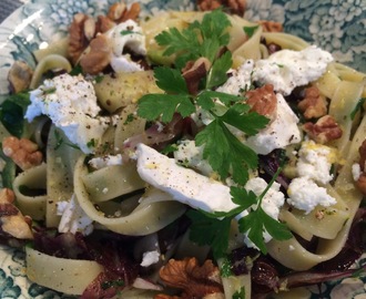 Färsk pasta med radicchio, zucchini, valnötter och chèvre, 4 port