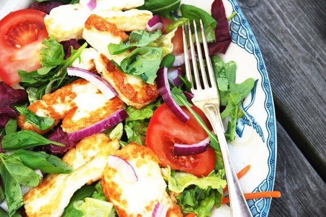 Snabb sallad med grillad haloumi