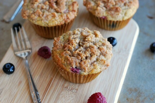 Hallon- och blåbärsmuffins med smul