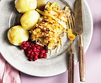 Kålpudding med potatis och rårörda lingon