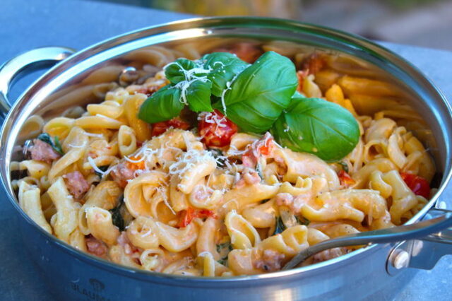 Krämig pasta med salsiccia och spenat | Daniel Lakatosz matblogg