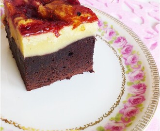 Brownie-blondie with raspberry swirls