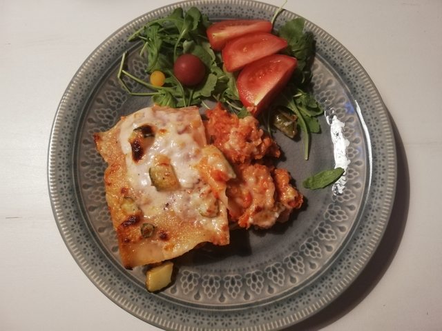 Lasagne med röda linser och zucchini