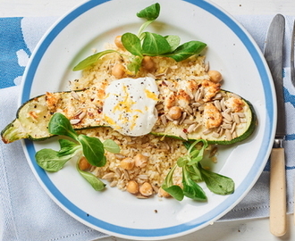 Fetaostgratinerad zucchini med kikärtor och citronyoghurt