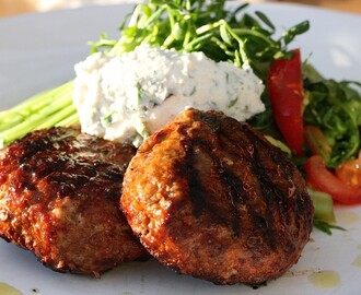 Kolgrillade ajvarbiffar, ricottakräm och somrig sallad