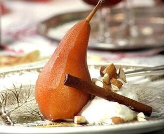 Glöggkokta päron med mandelgrädde