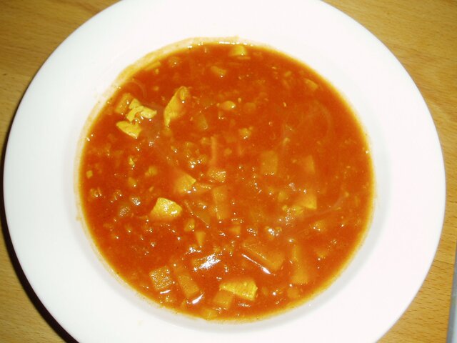 Soppa med röda linser, kyckling och curry