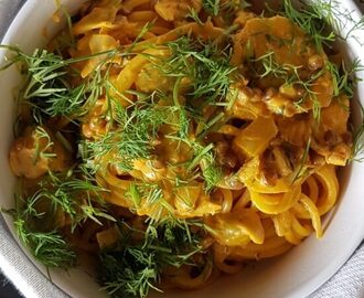 vegetarisk saffranspasta med dill och linser