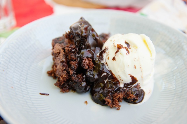 Varm chokladsåskaka och glass