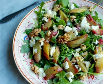 Sallad med honungsrostad rabarber, getost & valnötter