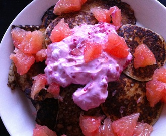 Bananpannkakor med hallonkvarg och blodgrape