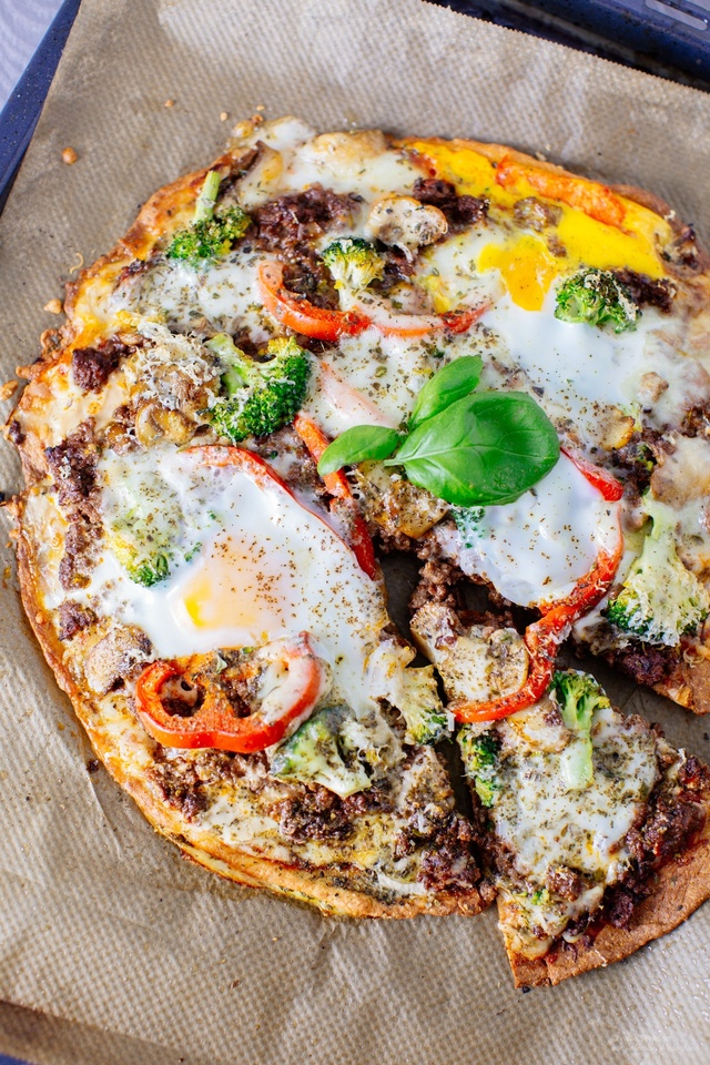 Köttfärspizza med ägg och tryffelpecorino