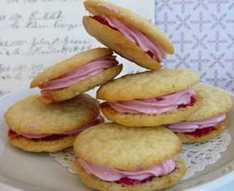 Raspberry whoopie pies