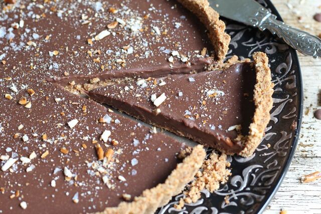 Mjölkchokladtryffelpaj med pretzelbotten