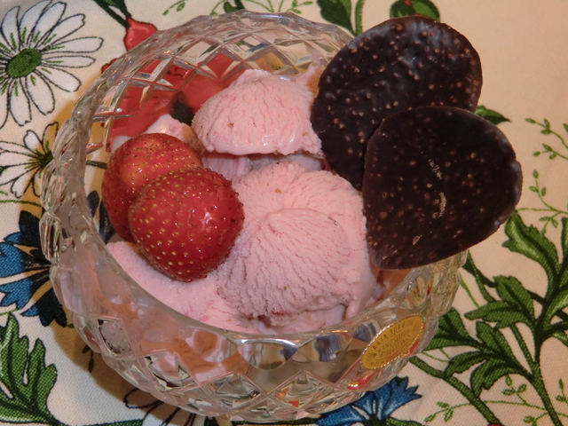 Hemgjord jordgubbsglass med vit choklad, jordgubbspulver och färska jordgubbar