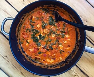 Palak paneer med tomat och halloumi