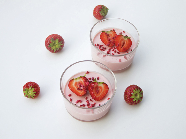 Yoghurt och jordgubbspannacotta