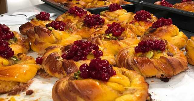 Saffransbullar fyllda med saffranskräm och pepparkakor