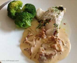Ugnsbakad torsk med kokt broccoli och kantarellsås