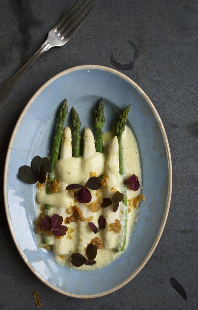 Hvide asparges og grønne asparges med luftig hollandaise og sprødt kyllingeskind - lige til din påskefrokost | Asparges, Mad og vin, Mad ideer