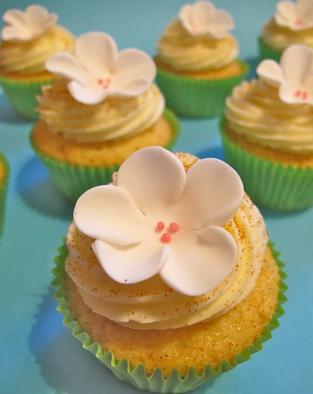 Apelsincupcakes med vita blommor