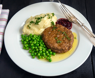 Wallenbergare med lingon och mandelpotatispuré