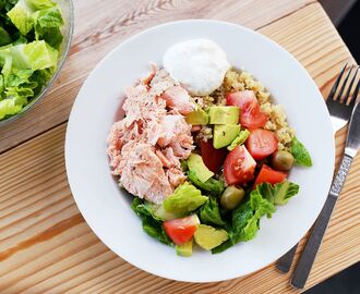 Laxsallad med quinoa och avokado